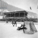 6210145 Hockey Spengler Cup, 1948 (b/w photo); (add.info.: The goalie of the HC Davos reaches in the final of the Spengler Cup against LTC Prague, recorded at the end of December 1948. Prague wins the game 10:0 and becomes Spengler Cup winner.); Photopress Archiv/Keystone.