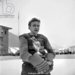 6210151 Hockey Spengler Cup, 1948 (b/w photo); (add.info.: A player from LTC Prague poses after the final of the Spengler Cup against HC Davos with the trophy, recorded in late December 1948. Prague wins the game 10:0 and becomes Spengler Cup winner.); Photopress Archiv/Keystone.