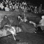 6252206 Switzerland Spengler Cup, 1961 (b/w photo); (add.info.: Scene from the final match between ACBB Paris and HC Davos at the 1961 Spengler Cup in Davos. Players wrapped in blankets on the ACBB Paris team's bench follow the action on the ice. ACBB won the game with 2:1 and thus the tournament.); Photopress Archiv/Keystone.