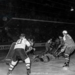 6206322 Spengler Cup, 1963 Hc Davos Sparta Prague (b/w photo); (add.info.: HCD goalie at the Spengler Cup tournament in Davos in Bedraengnis, recorded in December 1963 at the match against Sparta Prague. Sparta Prague (light dress) wins the match against HC Davos 13:0.); Photopress Archiv/Keystone.