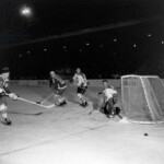 6206353 Spengler Cup, 1964 Sparta Prague Modo Alfredshem (b/w photo); (add.info.: The Czech goalie fends off a shot at the tournament for the Spengler Cup in Davos, recorded on 30 December 1964 at the game Sparta Prague, light dress, against MoDo Alfredshem, dark dress. MoDo Alfredsham wins the game with 8:4.); Photopress Archiv/Keystone.
